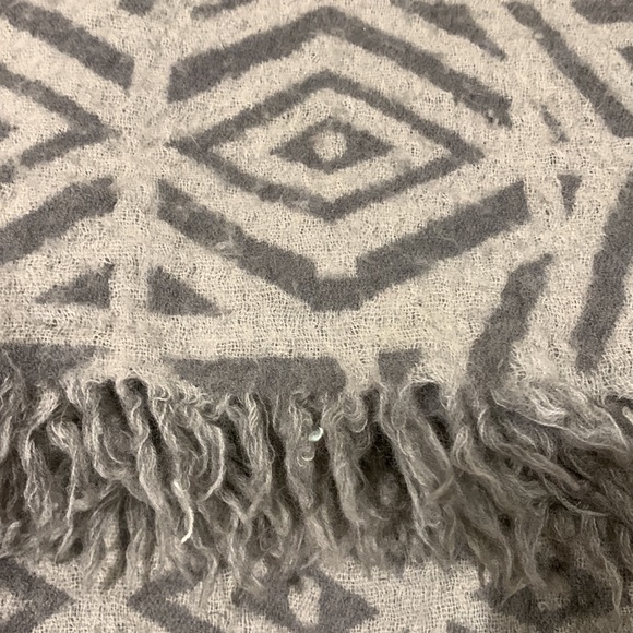 Aritzia Wilfred blanket scarf - Picture 3 of 3